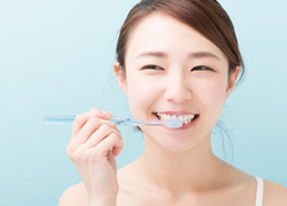 矯正歯科中の歯ブラシ